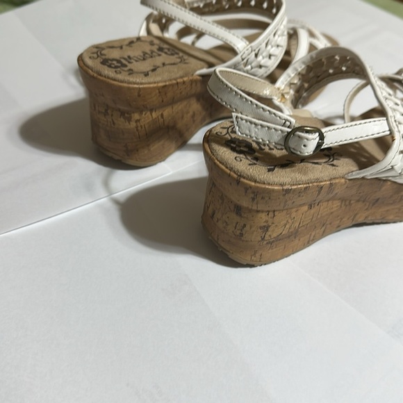 Mudd White Strappy Crochet Cork Platform Wedge Sandals - Picture 4 of 6